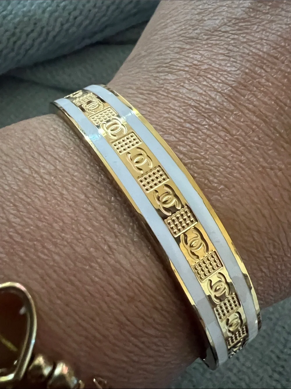 White and Gold fashion Link Enamel Bangle